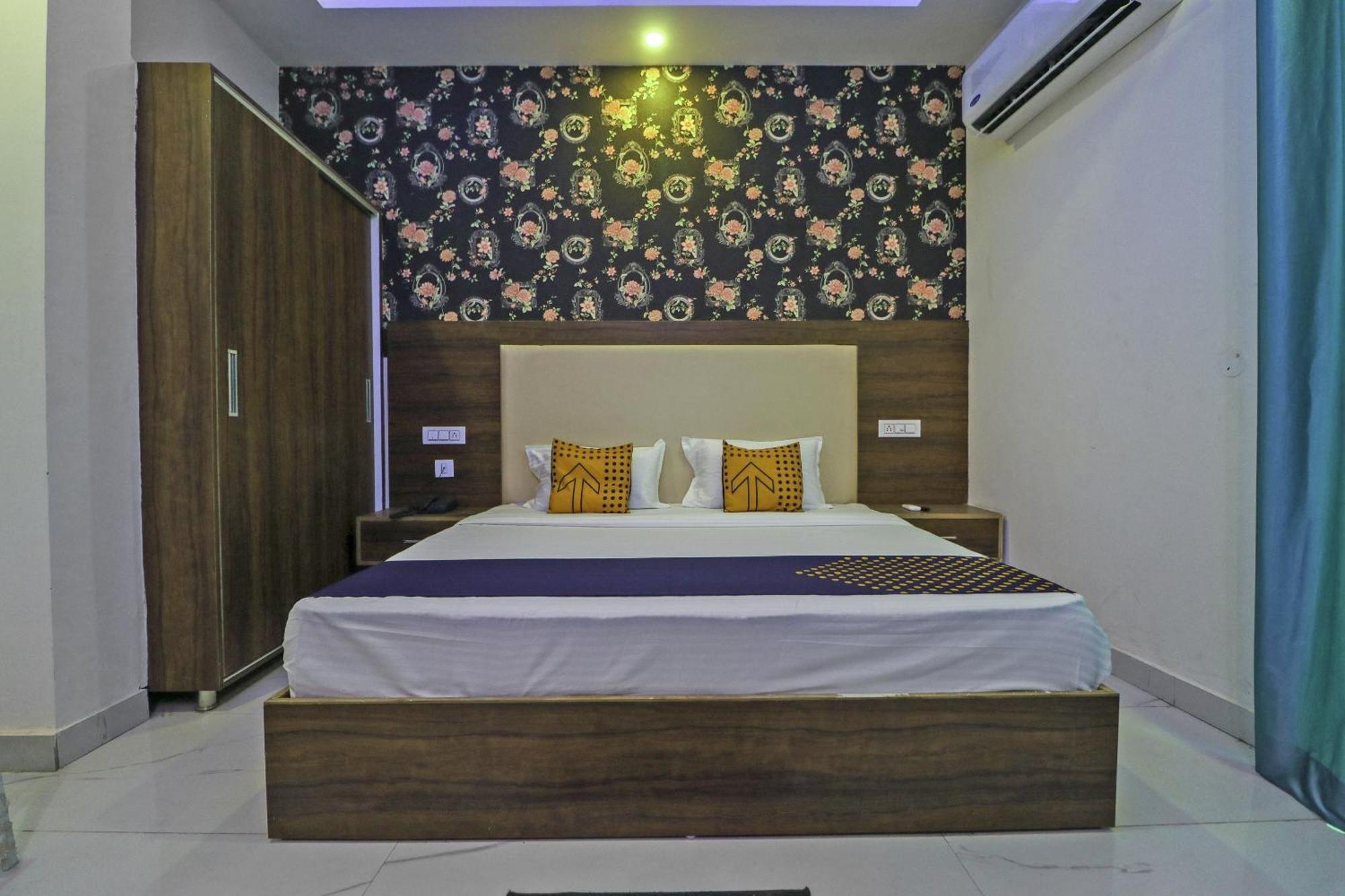 Spot On Hotel White Rose Zirakpur Exterior foto